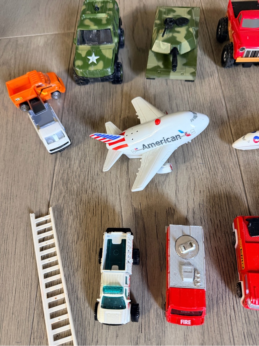 Bundle of 18 Toy Airliner with Assorted Rescue & Military Vehicle Cars - Picture 2 of 11
